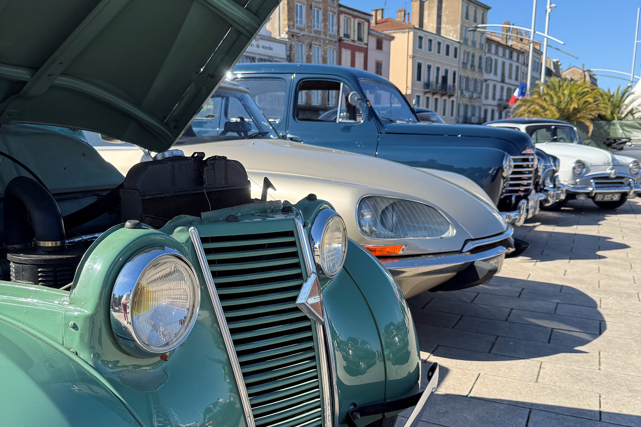 Rassemblement de voitures et motos anciennes - Mois de juillet