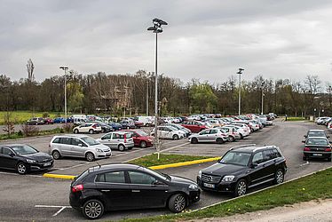 Le parking municipal de stationnement à la gare TGV Mâcon-Loché
