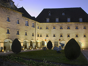 Le musée des Ursulines pendant la nuit - Agrandir l'image (fenêtre modale)