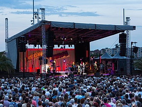 Foule lors d'un concert de l'Été Frappé sur l'esplanade Lamartine - Agrandir l'image (fenêtre modale)