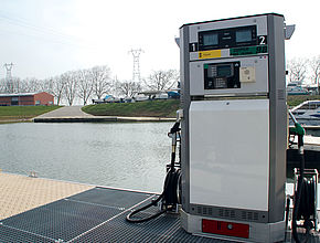 Pompe à carburant au port de plaisance de Mâcon - Agrandir l'image (fenêtre modale)