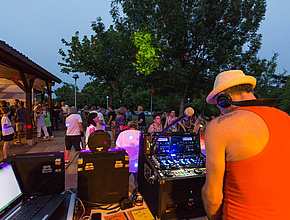 Animation "Les feux de la Saint-Jean" à Saint-Jean-le-Priche - Agrandir l'image (fenêtre modale)