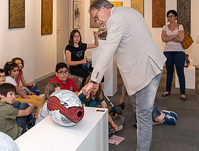 Visite d'une exposition à la galerie Mary-Ann par les enfants des écoles de Mâcon - Agrandir l'image (fenêtre modale)